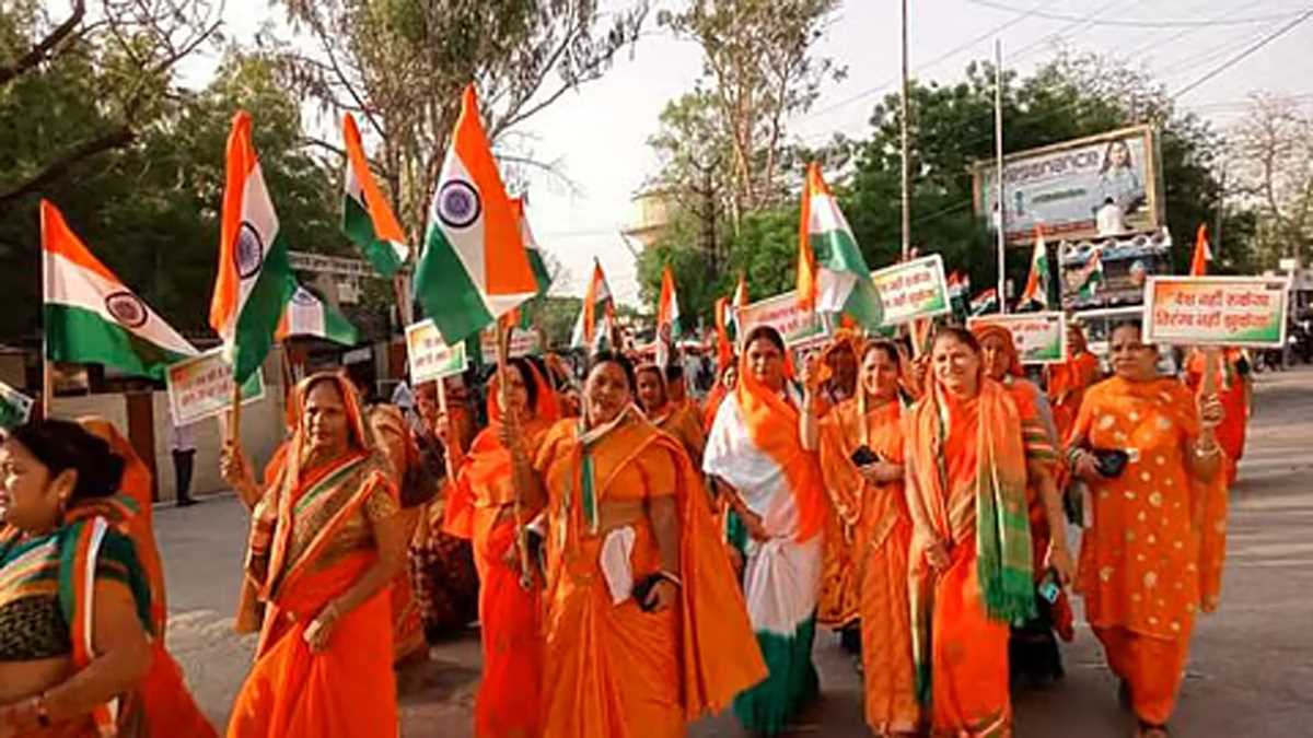 राजस्थान : अजमेर में तीन किलोमीटर लंबी सिंदूर यात्रा निकाली गई राजस्थान : अजमेर में तीन किलोमीटर लंबी सिंदूर यात्रा निकाली गई